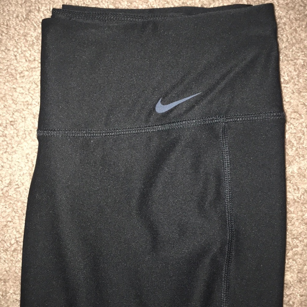 Women’s cropped black nike dry-fit leggings